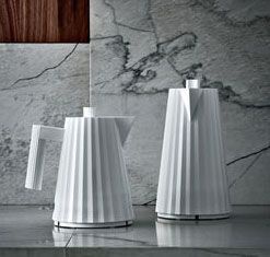 bouilloire-electrique-plisse-blanche-alessi