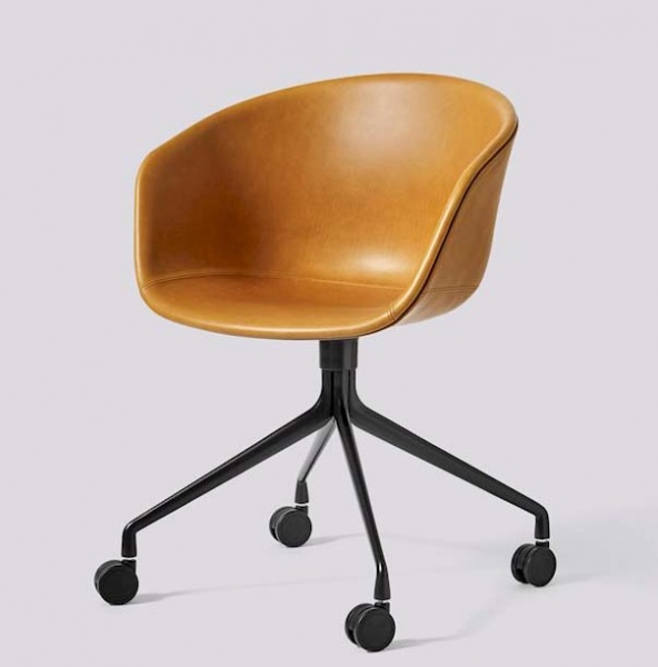Fauteuil � roulettes - About a chair AAC25 - rembourr� - FULL UPHOLSTERY-SENSE-COGNAC - Hay