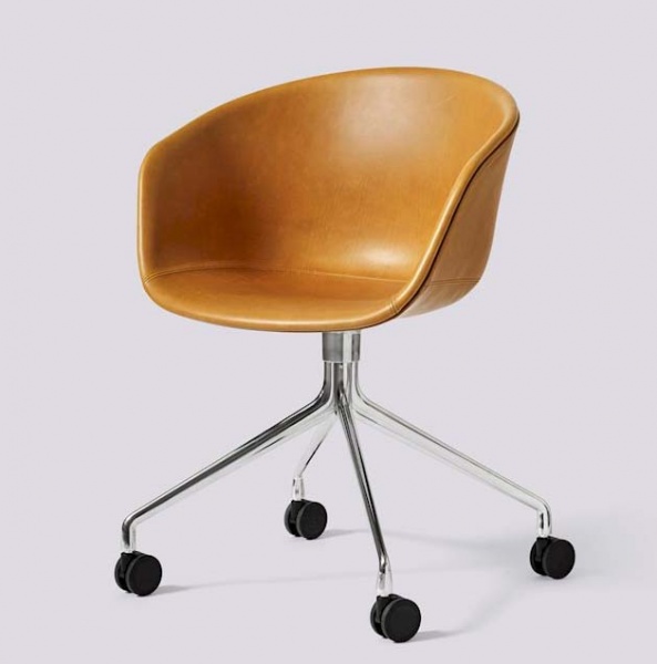 Fauteuil � roulettes - About a chair AAC25 - rembourr� - FULL UPHOLSTERY-SENSE-COGNAC alu - Hay