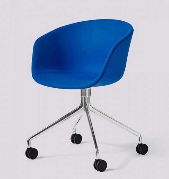 Fauteuil � roulettes - About a chair AAC25 - rembourr� - Tissu bleu