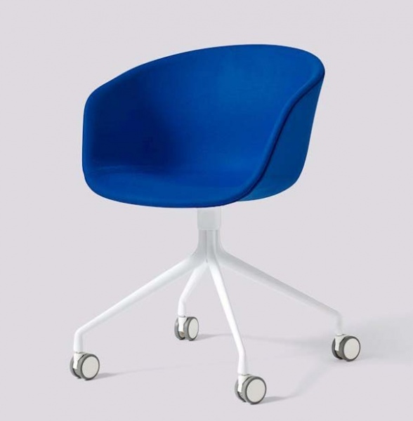 Fauteuil � roulettes - About a chair AAC25 - rembourr� - Tissu bleu pied blanc - Hay