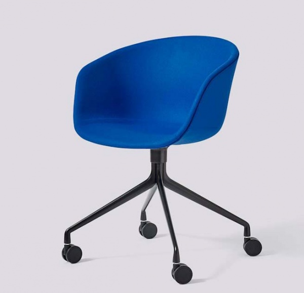 Fauteuil � roulettes - About a chair AAC25 - rembourr� - Tissu bleu pied noir - Hay