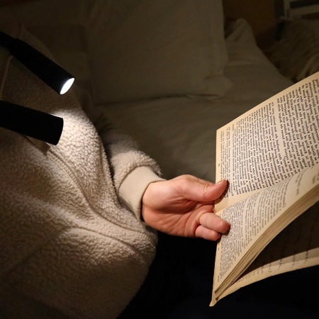Lampe de lecture mains libres - Kikkerland