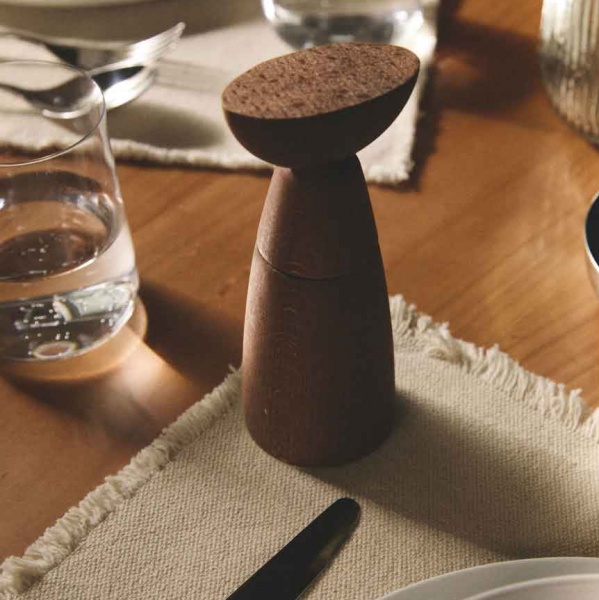 Moulin � sel, poivre et �pices \ Oaxaca\  en bois de h�tre, teint� brun - Alessi