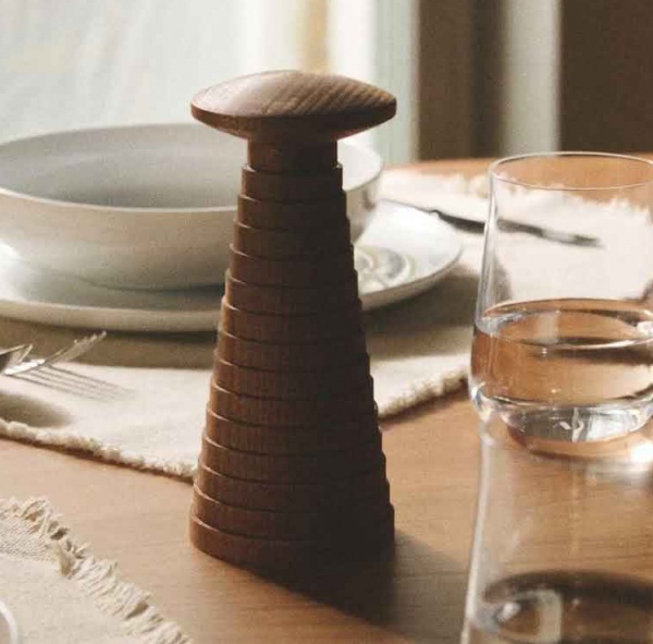 Moulin � sel, poivre et �pices \ Yucatan\  en bois de h�tre, teint� brun - Alessi