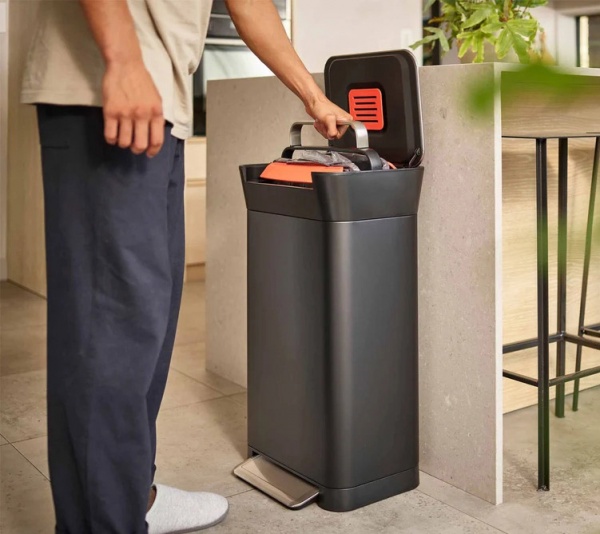 Poubelle � p�dale Titan noir - Compacteur - 30 Litres - Joseph Joseph