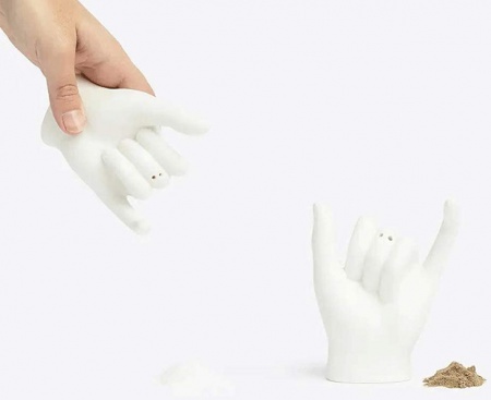 Sali&egrave;re et poivri&egrave;re mains pinky swear- Doiy