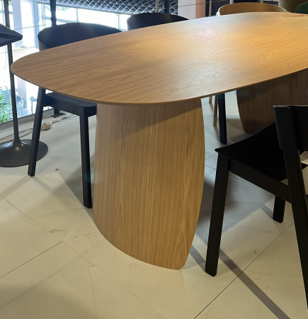 Table p&eacute;tal Stua